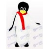 Pingouin bébé avec un costume de mascotte adulte écharpe rouge