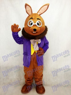 Monsieur Bunny de Pâques avec un costume de mascotte de smoking violet