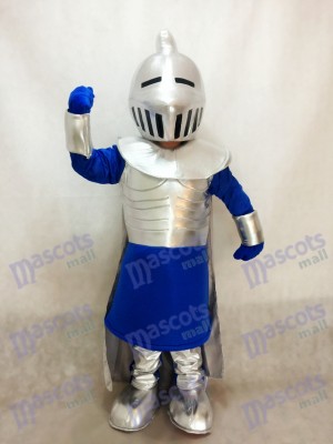 Chevalier argenté en costume de mascotte bleue